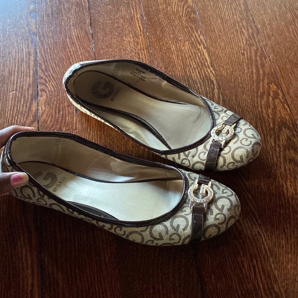 GUESS Logo Ballet Flats Brown Tan Monogram Round Toe SIZE 8.5